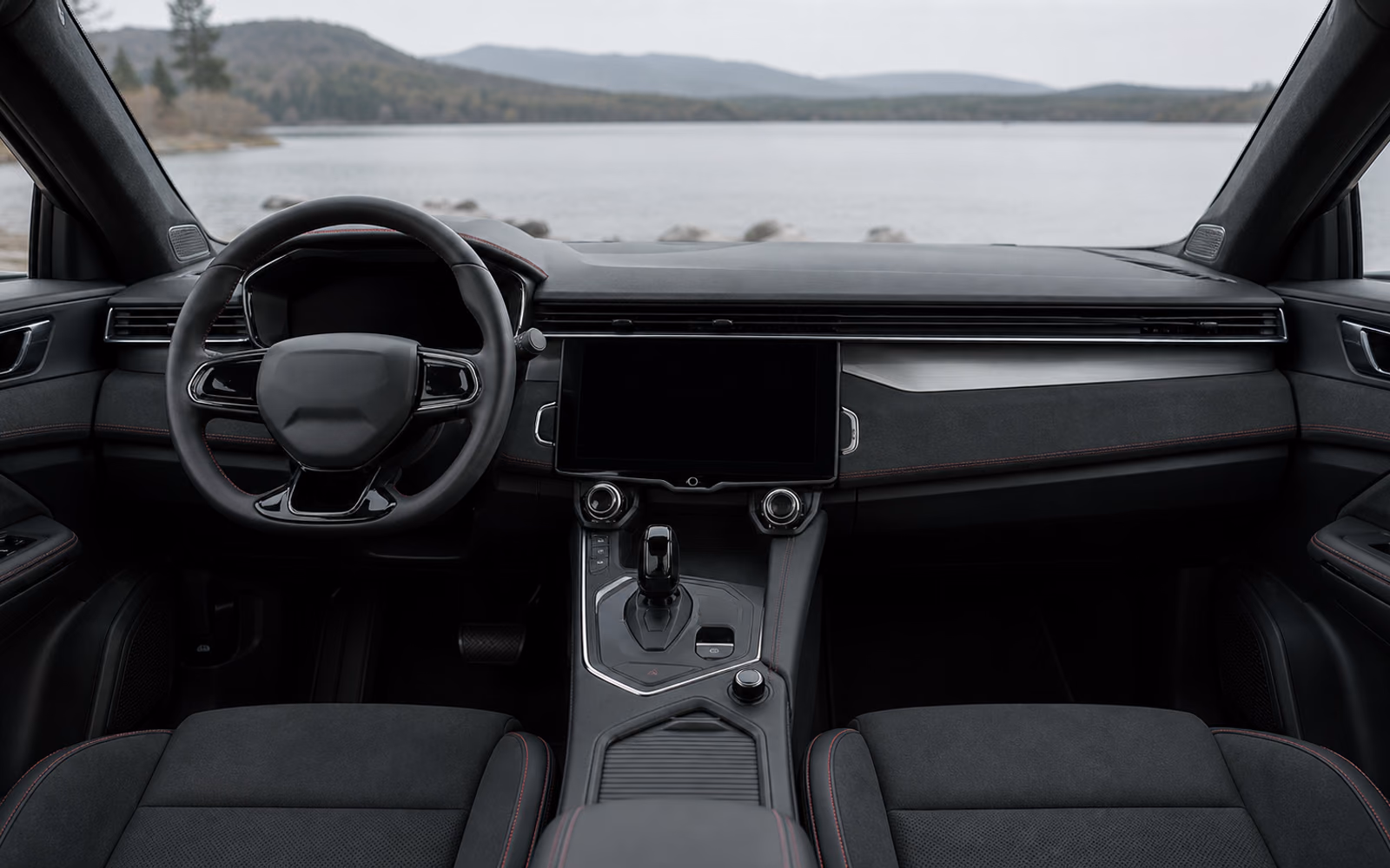 Кокпит Lynk & Co 05 с рулём слева и выключенными экранами