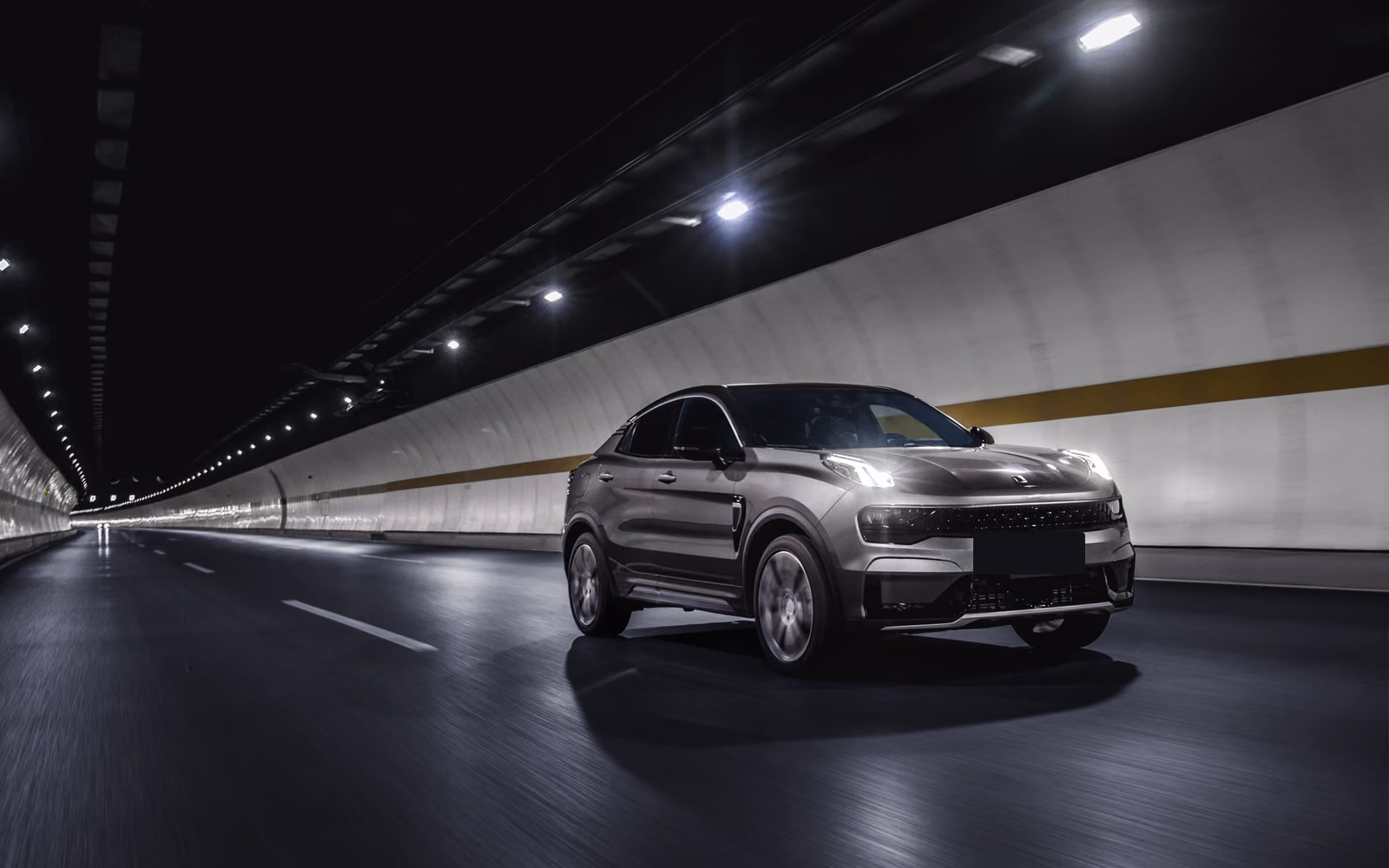 Lynk & Co 05 в движении по освещённому тоннелю
