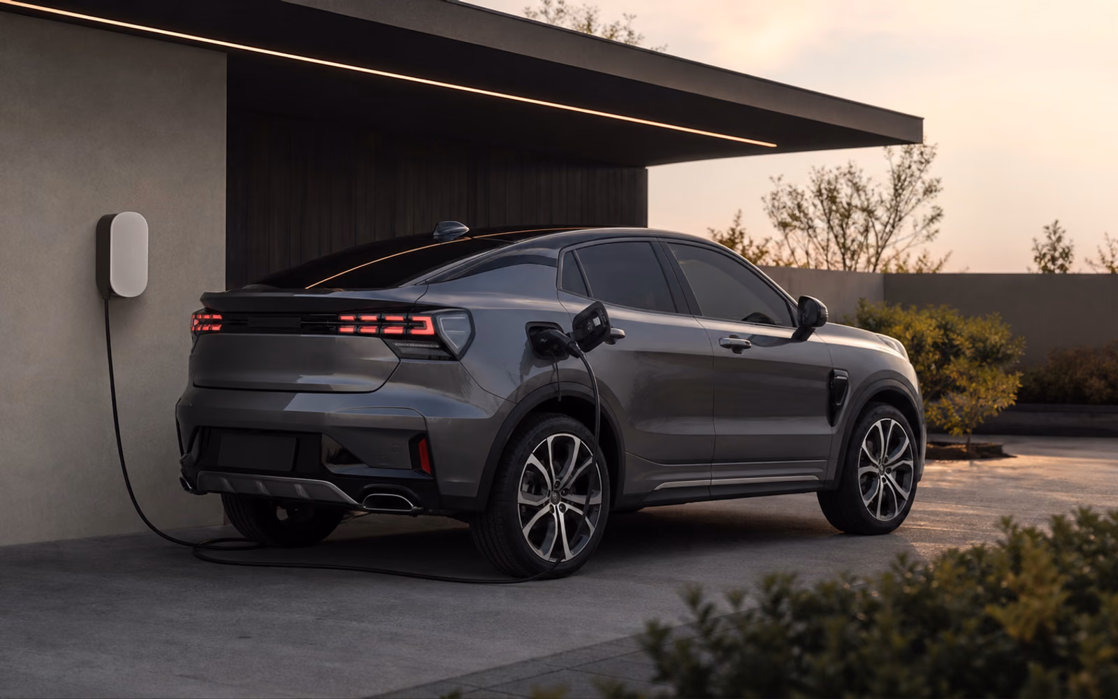 Lynk & Co 05 EM-P у домашней зарядной точки