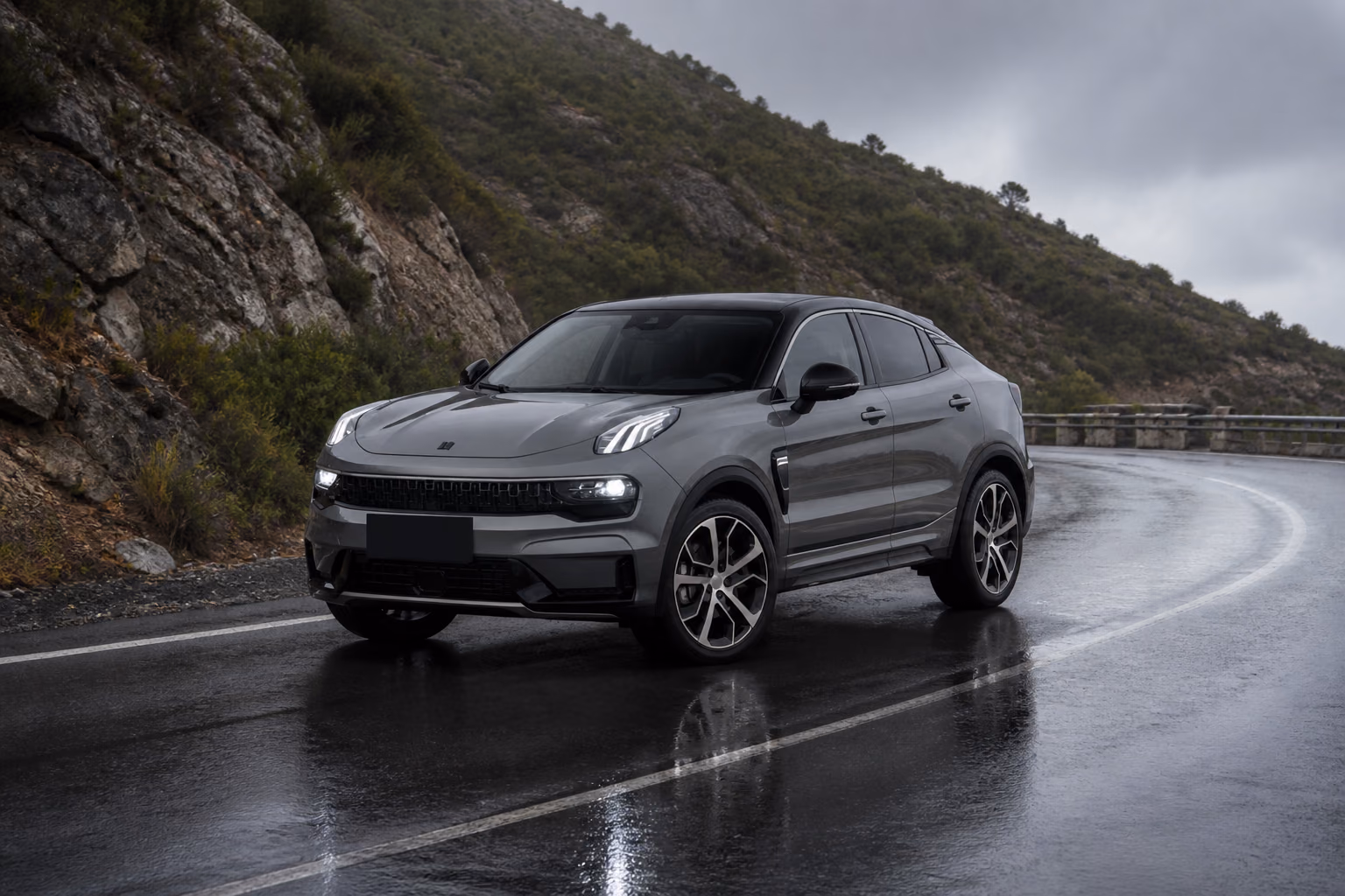 Lynk & Co 05 в повороте на мокрой горной дороге