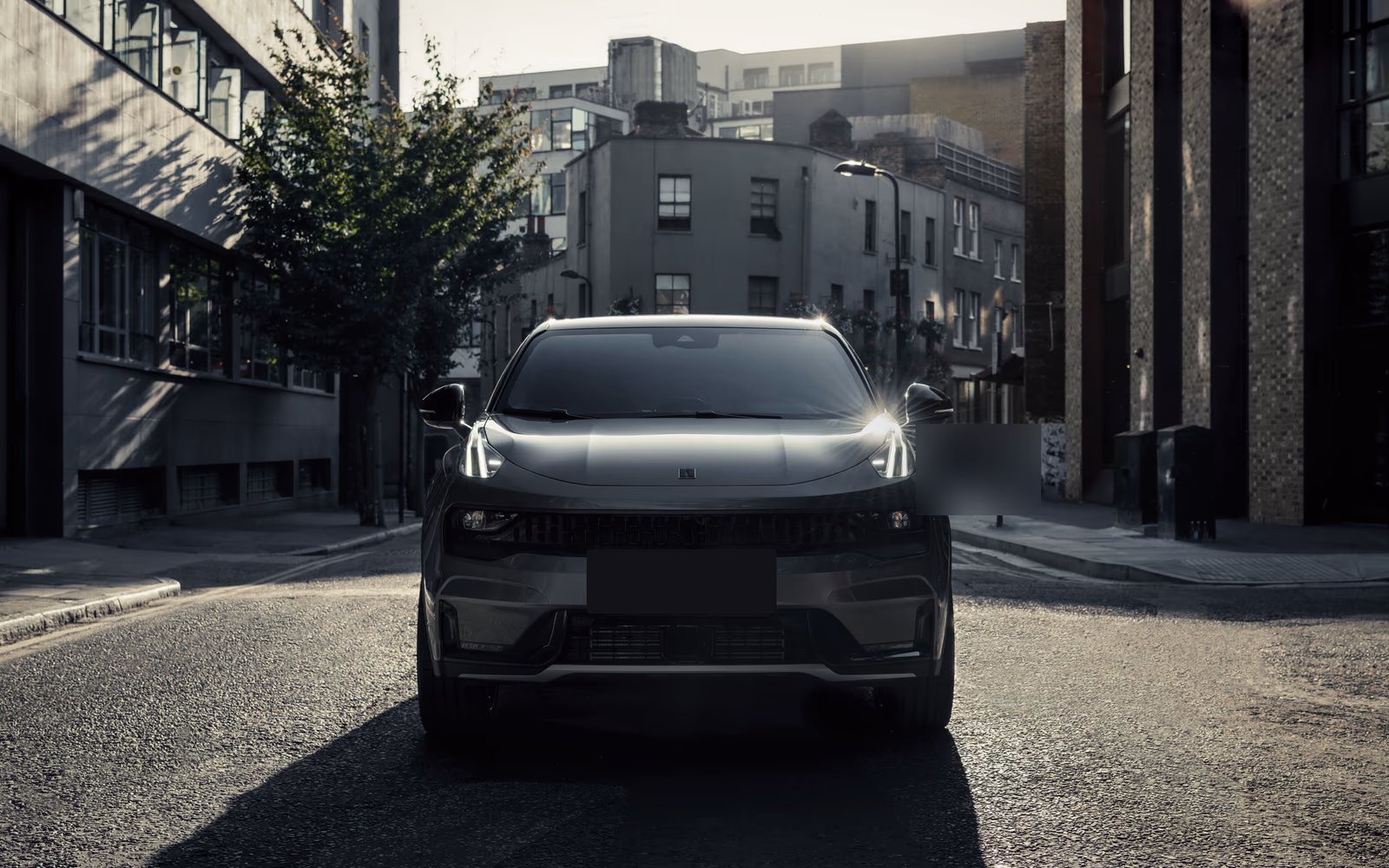 Lynk & Co 05 спереди на пустой городской улице