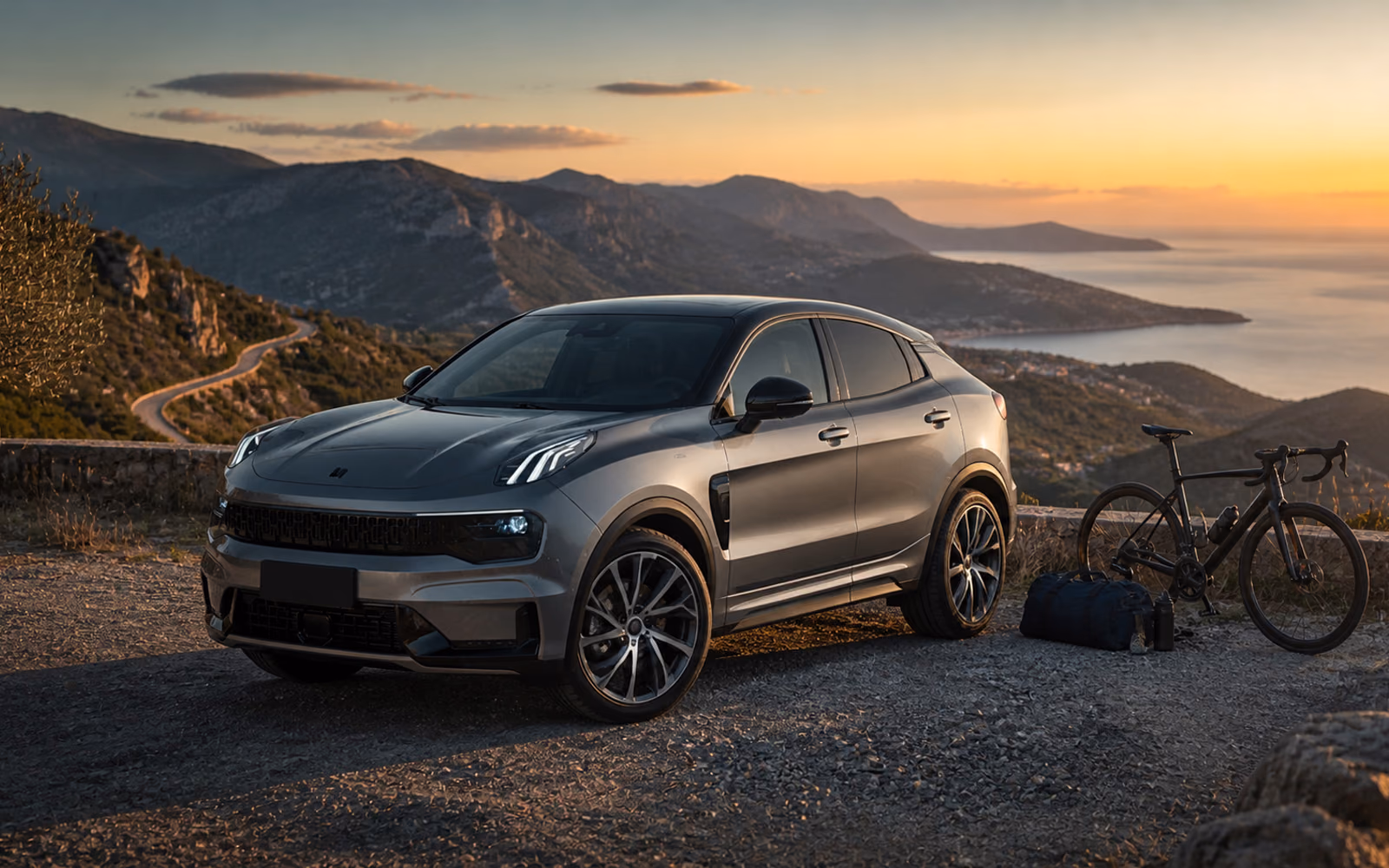 Lynk & Co 05 с багажом и велосипедом на горном маршруте