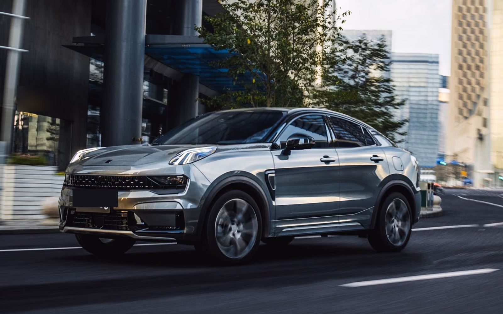 Lynk & Co 05 на дневной городской магистрали