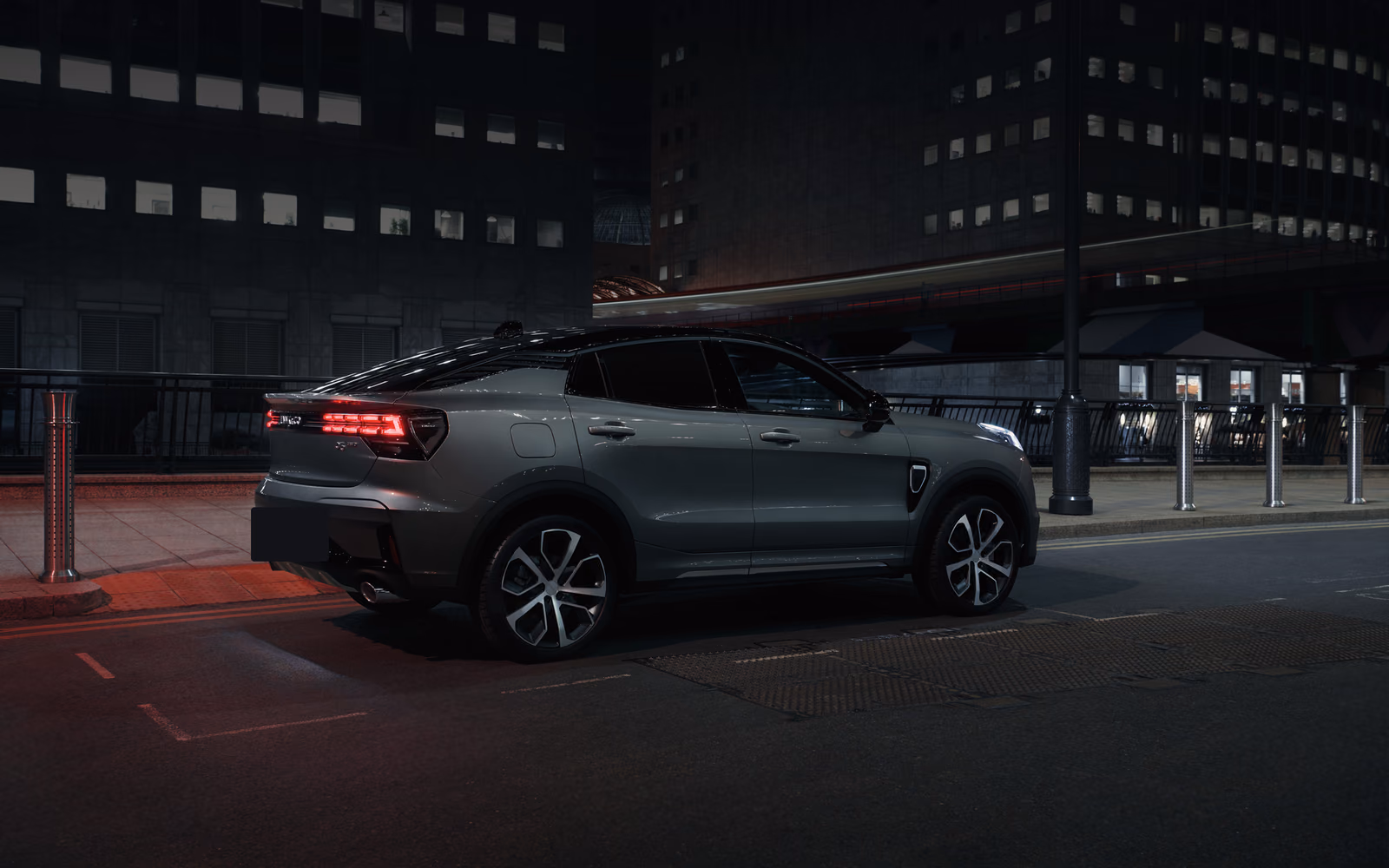 Lynk & Co 05 на ночной городской улице