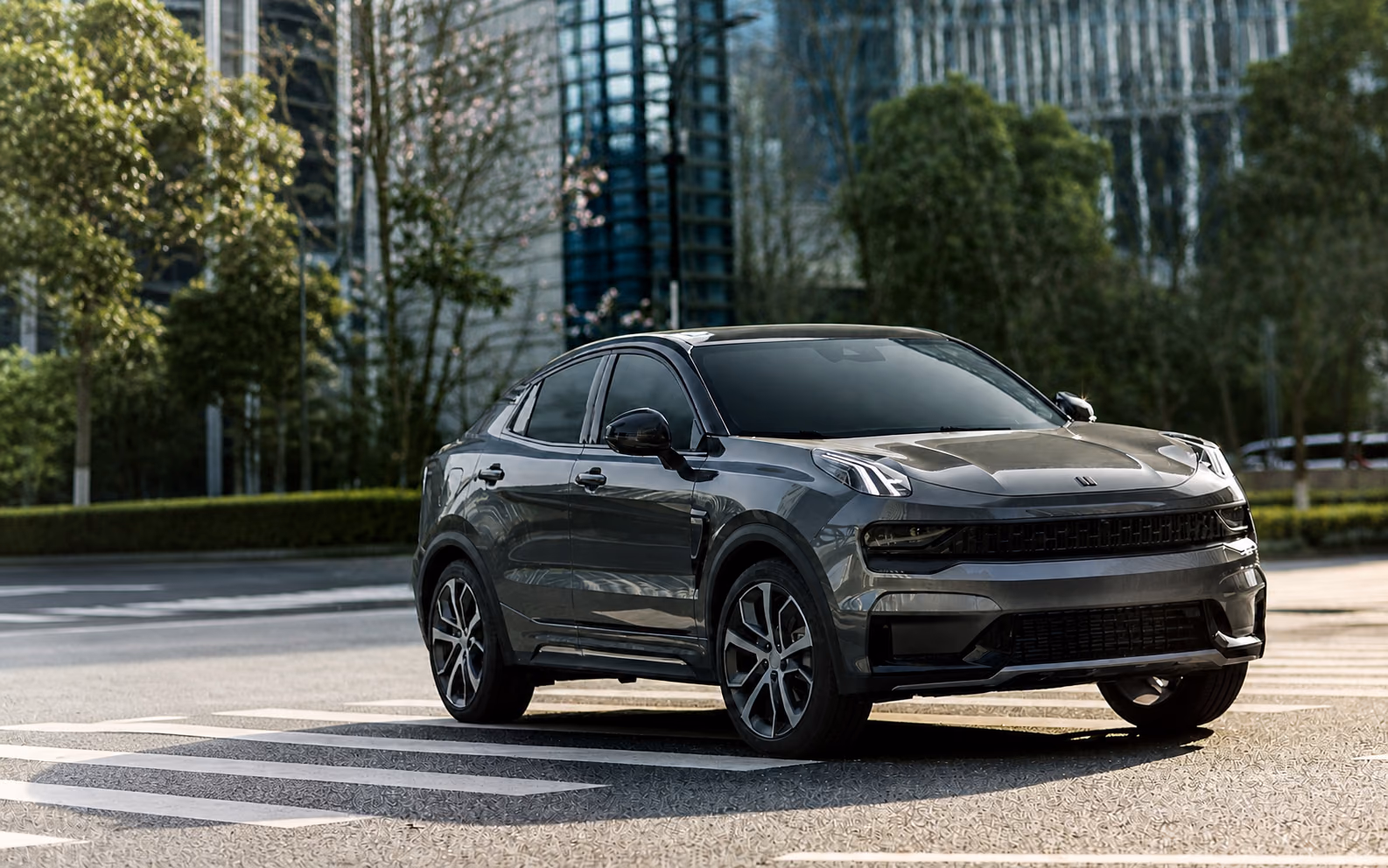 Lynk & Co 05 у современного делового квартала