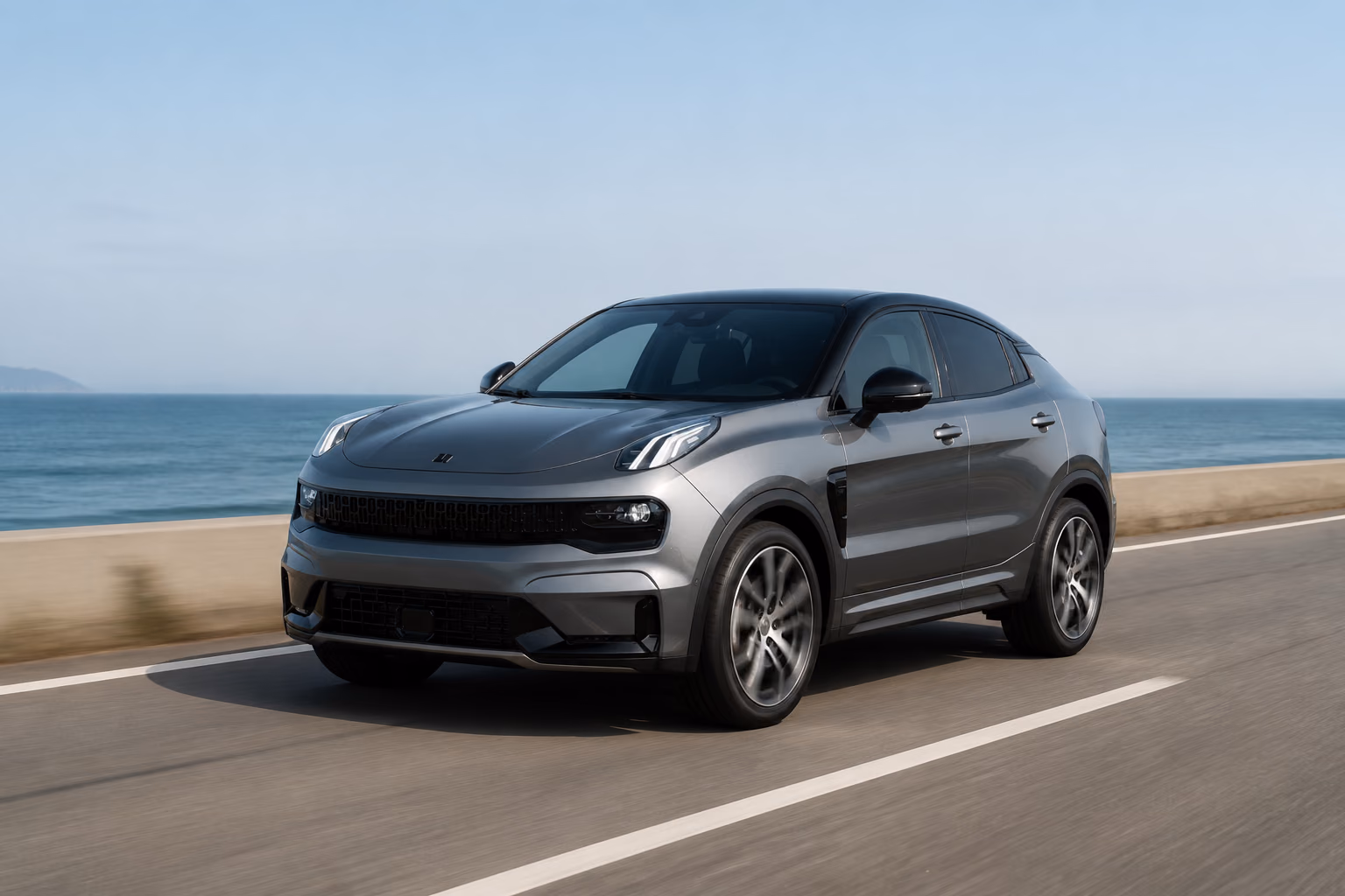 Lynk & Co 05 в движении по прибрежной дороге