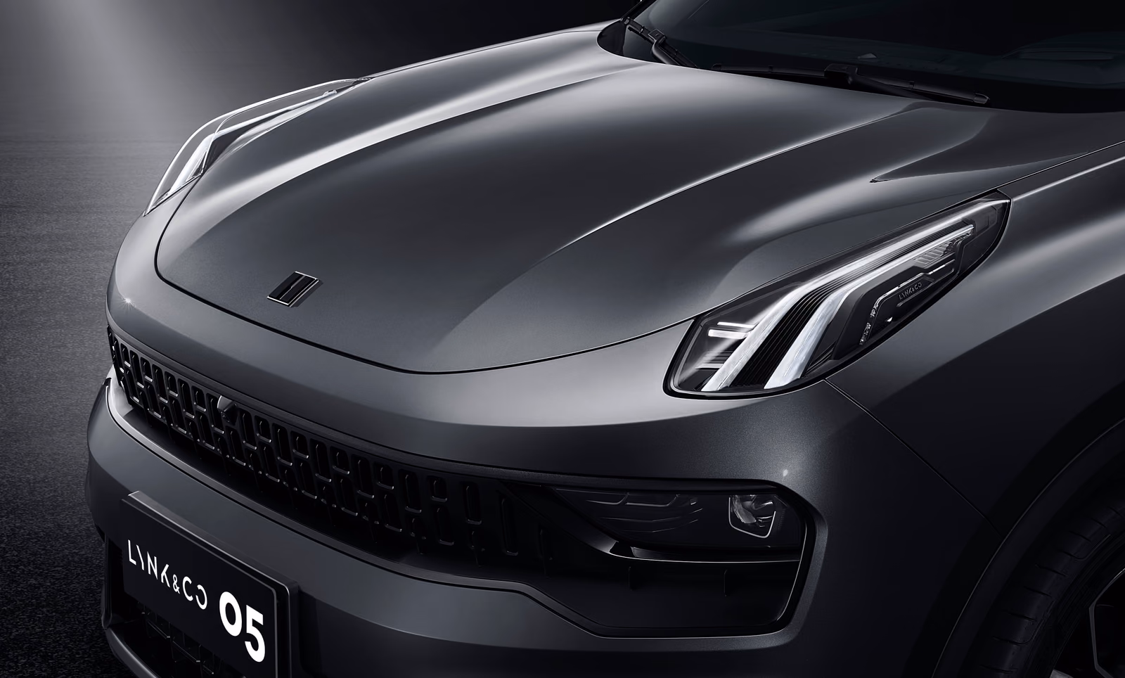 Капот и светодиодная оптика Lynk & Co 05 крупным планом