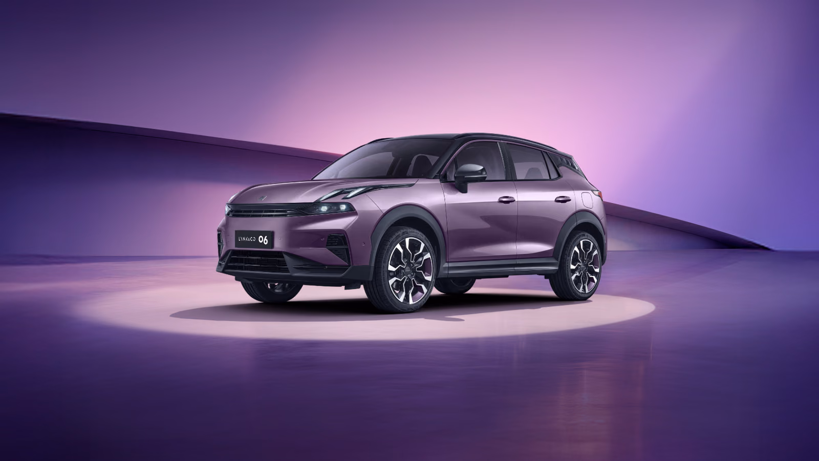 Фиолетовый Lynk & Co 06 в студии