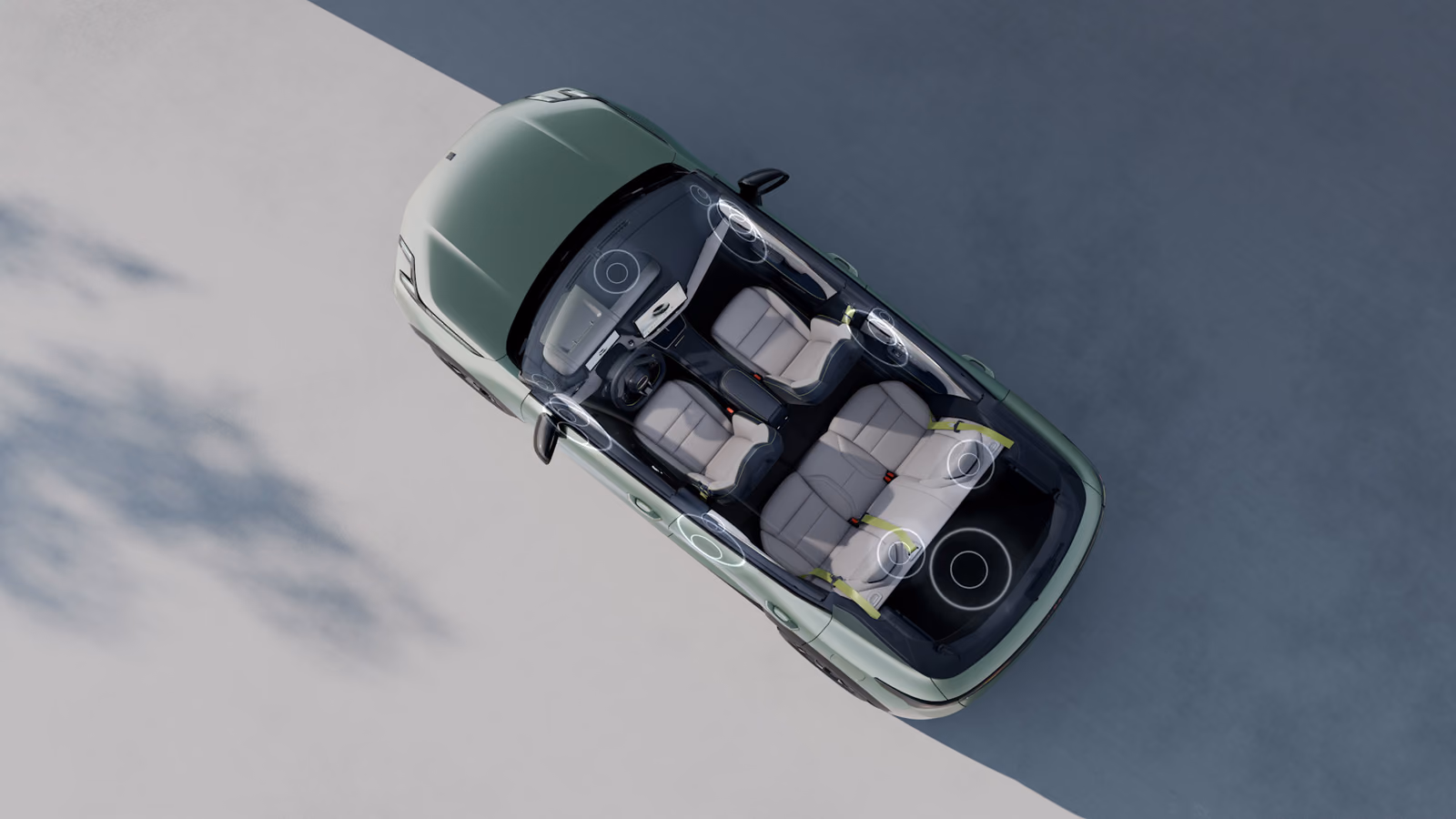 Зелёный Lynk & Co 06 сверху с открытым багажником