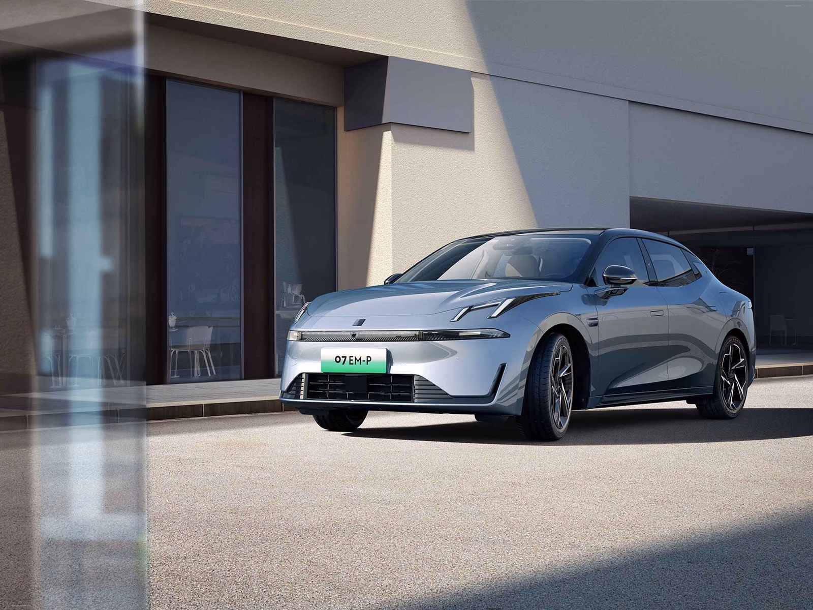 Голубой Lynk & Co 07 EM-P, вид спереди в три четверти