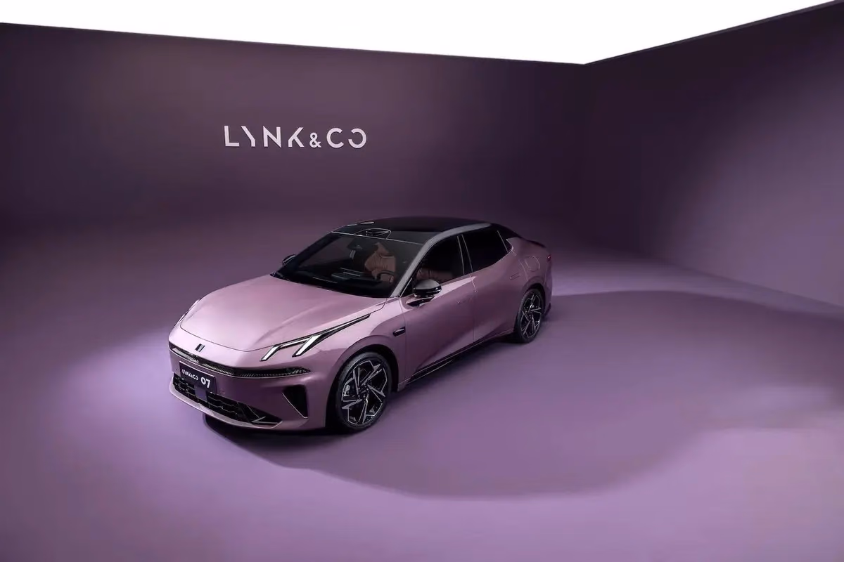 Фиолетовый Lynk & Co 07 EM-P в студии