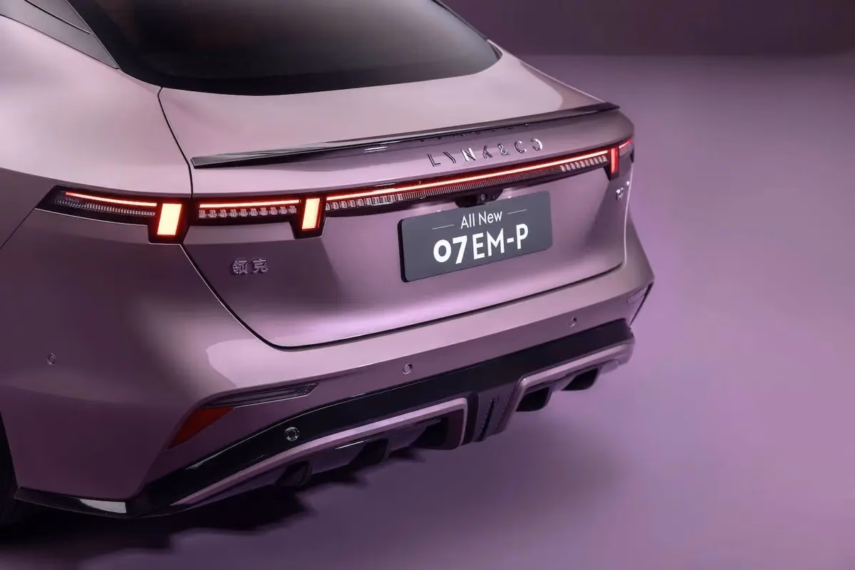 Задние фонари фиолетового Lynk & Co 07