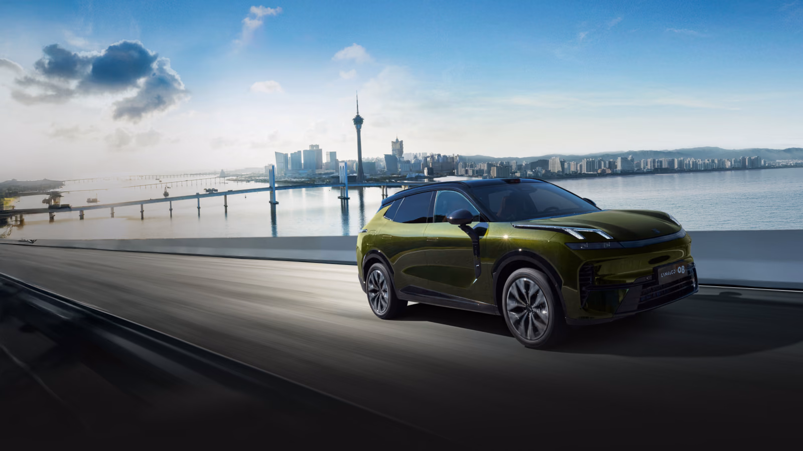 Зелёный Lynk & Co 08 на городской набережной