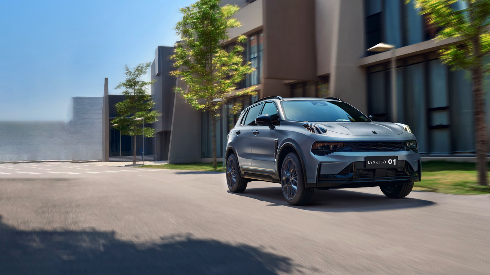 Lynk & Co 08 у жилого здания, вид спереди в три четверти