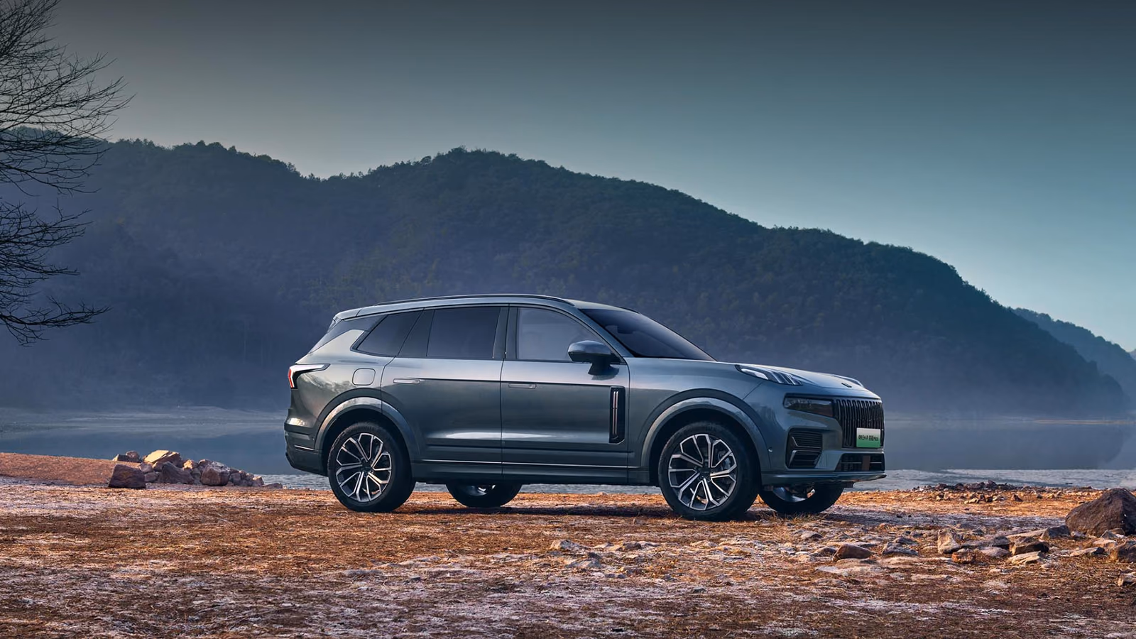 Lynk & Co 09 у озера в сумерках