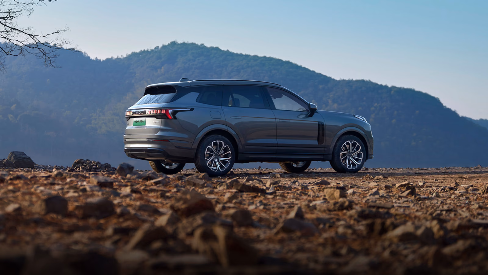 Lynk & Co 09 на равнине у гор