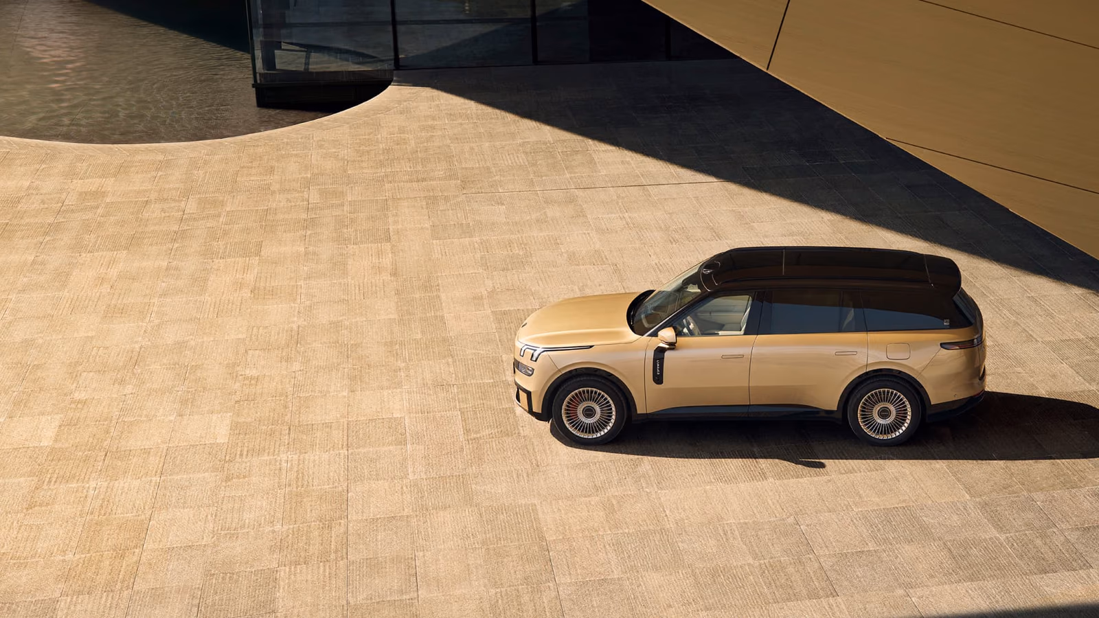 Lynk & Co 09 в золотистом кузове, вид сверху