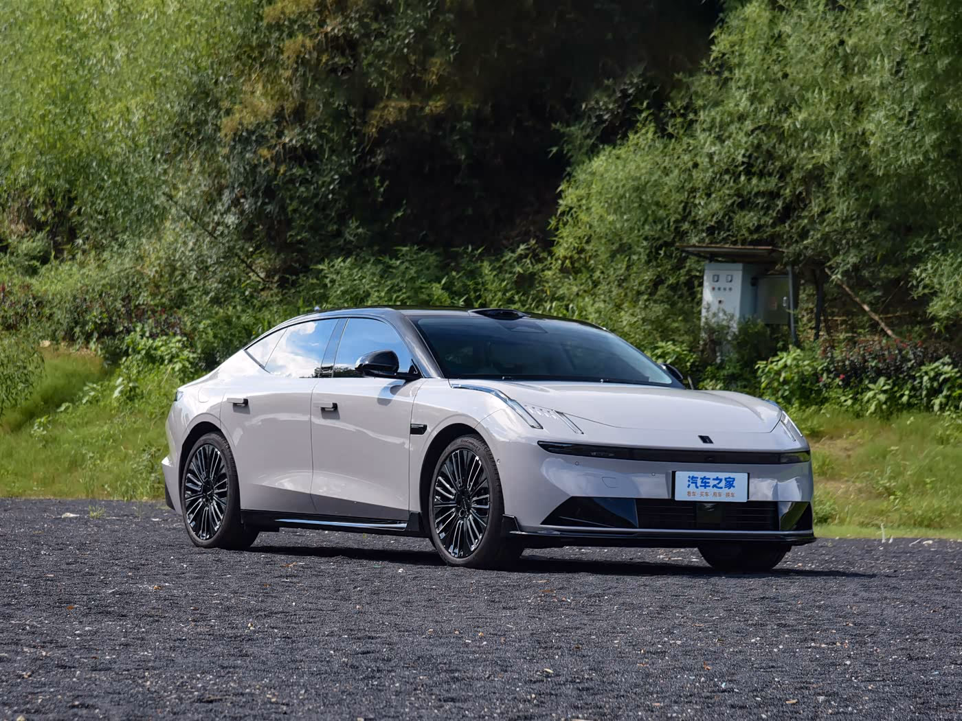 Lynk & Co 10 EM-P 2025 — передняя часть кузова справа