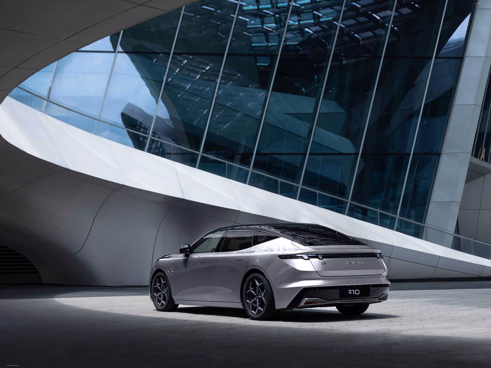 Lynk & Co Z10, вид сзади в три четверти у стены