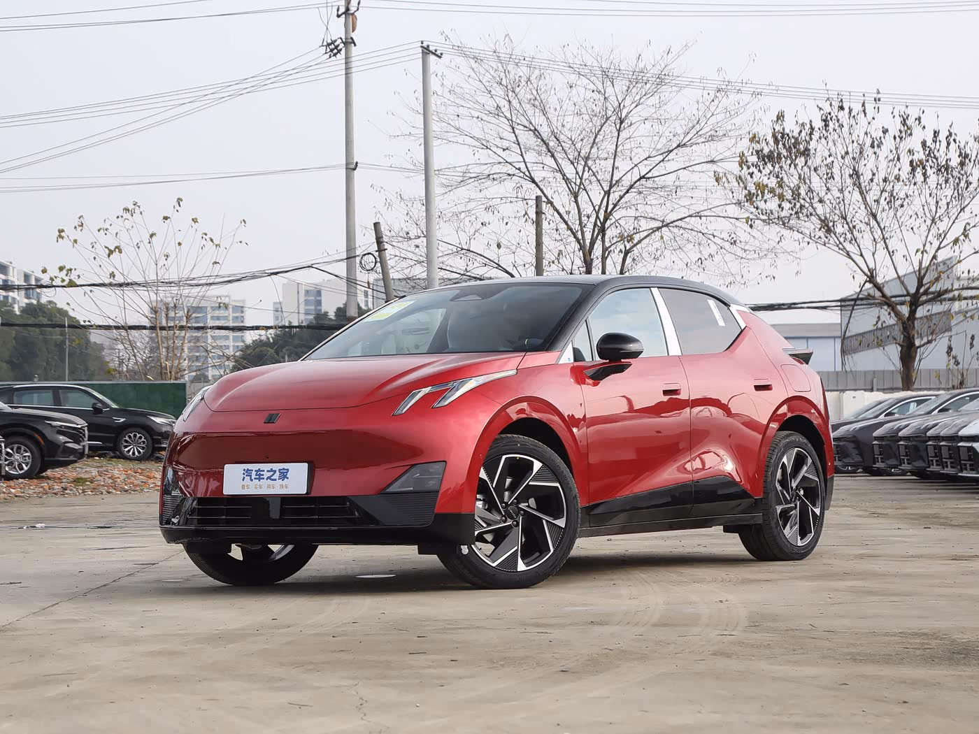 Lynk & Co Z20 2025 — вид спереди в три четверти