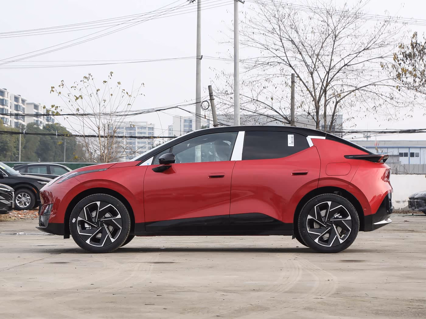 Lynk & Co Z20 2025 — профиль слева
