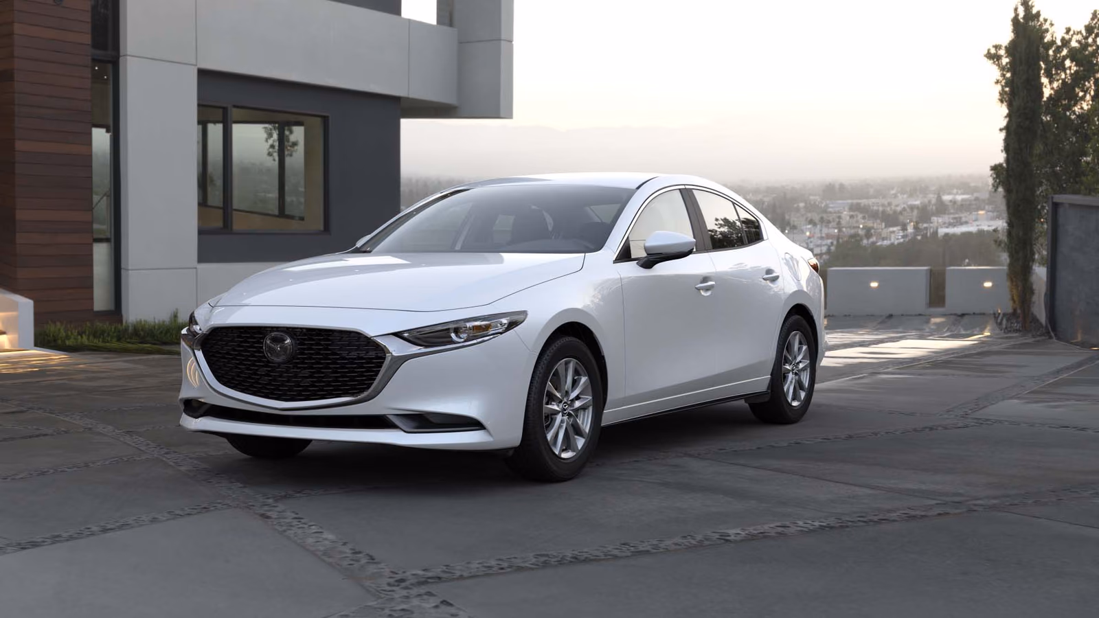 Mazda 3 в три четверти на площадке