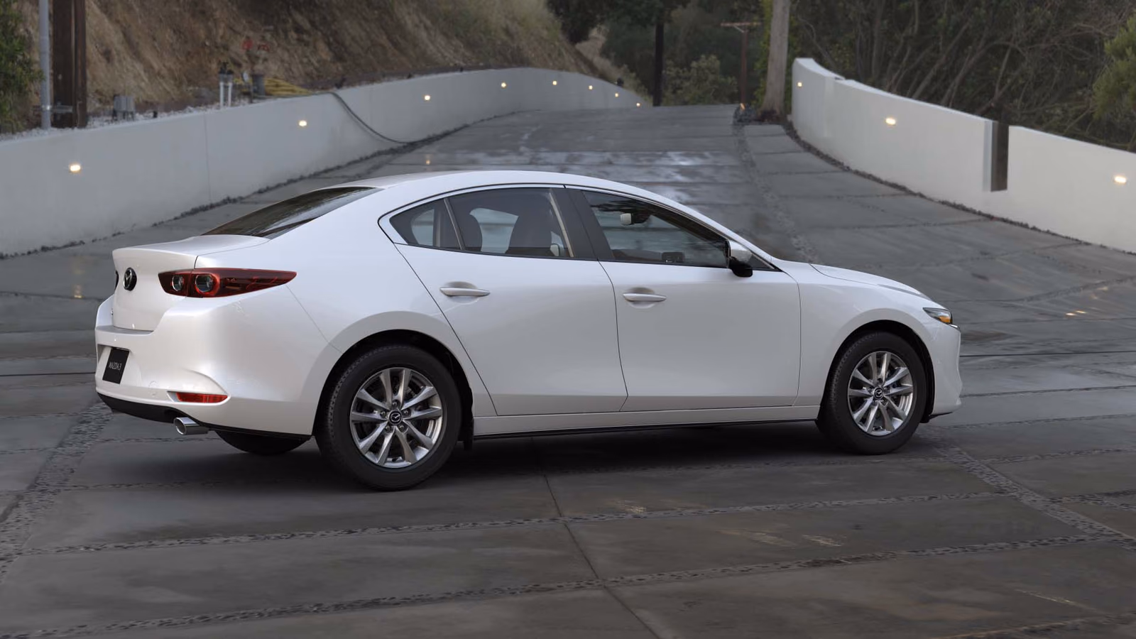 Mazda 3 сзади в три четверти