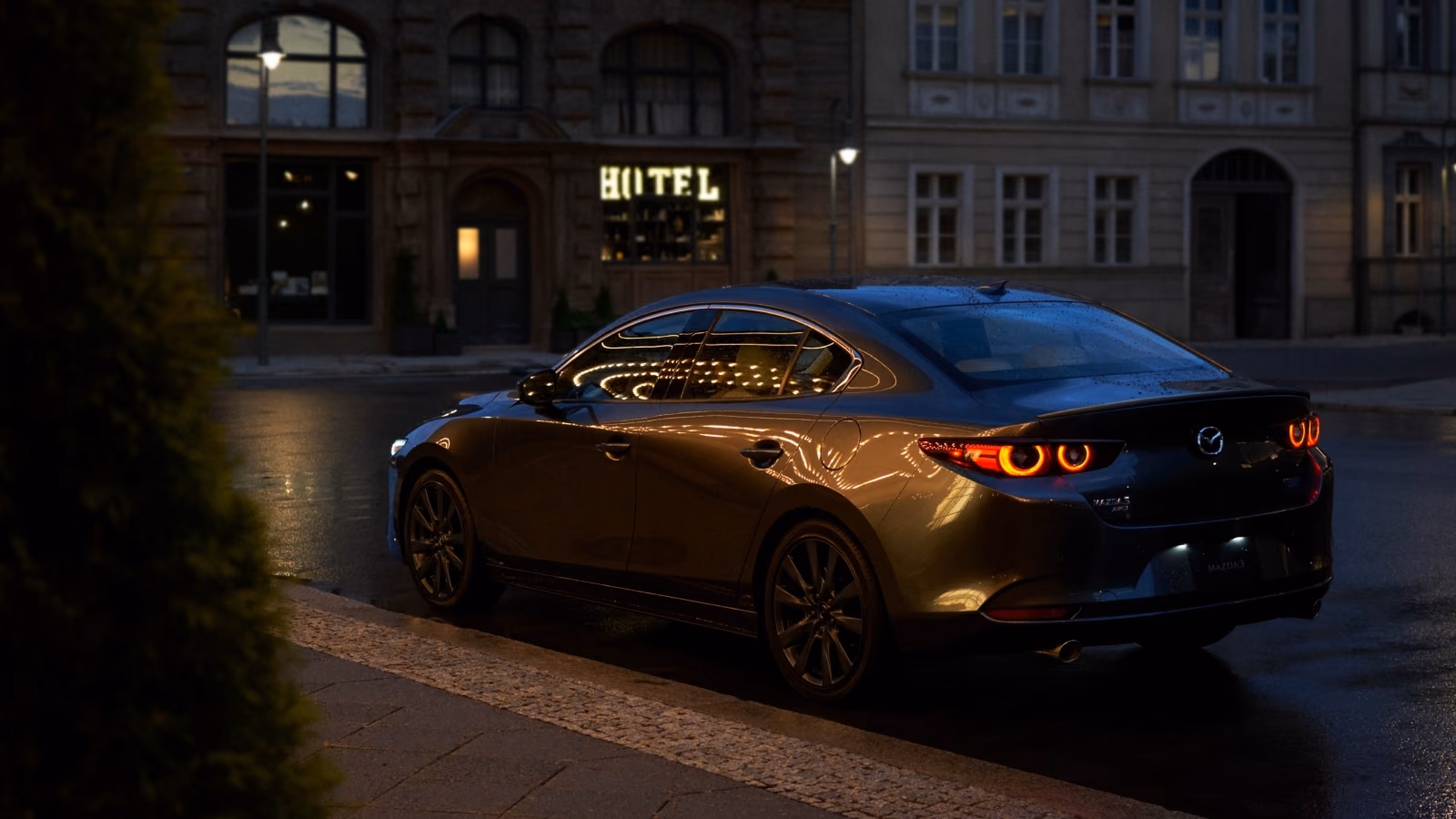 Mazda 3 в вечернем городе