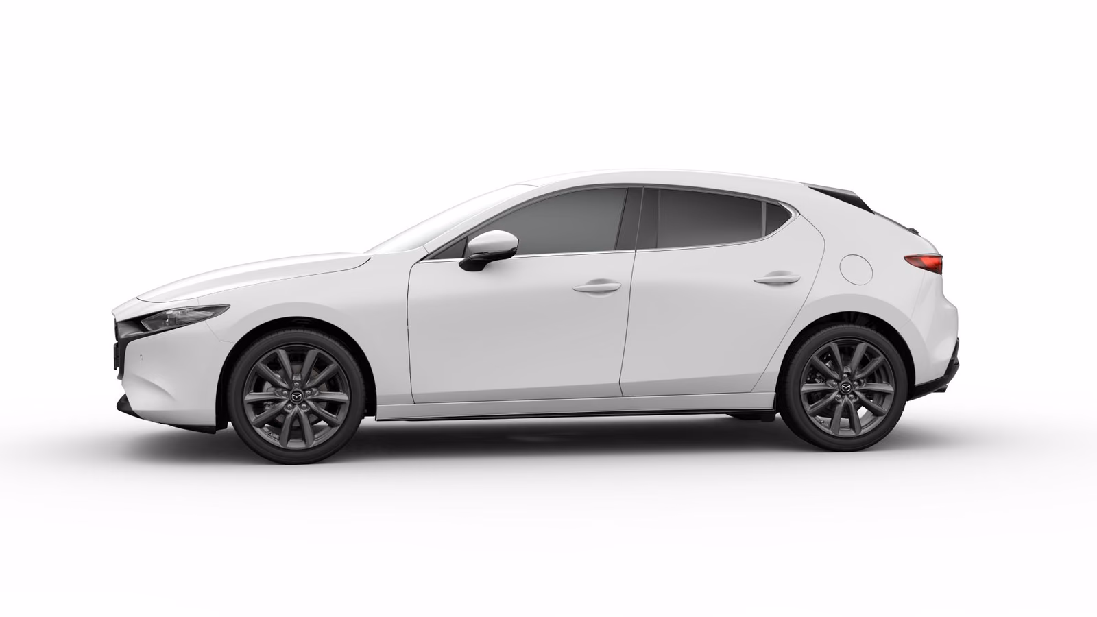 Mazda 3 в студии, вид сбоку сзади