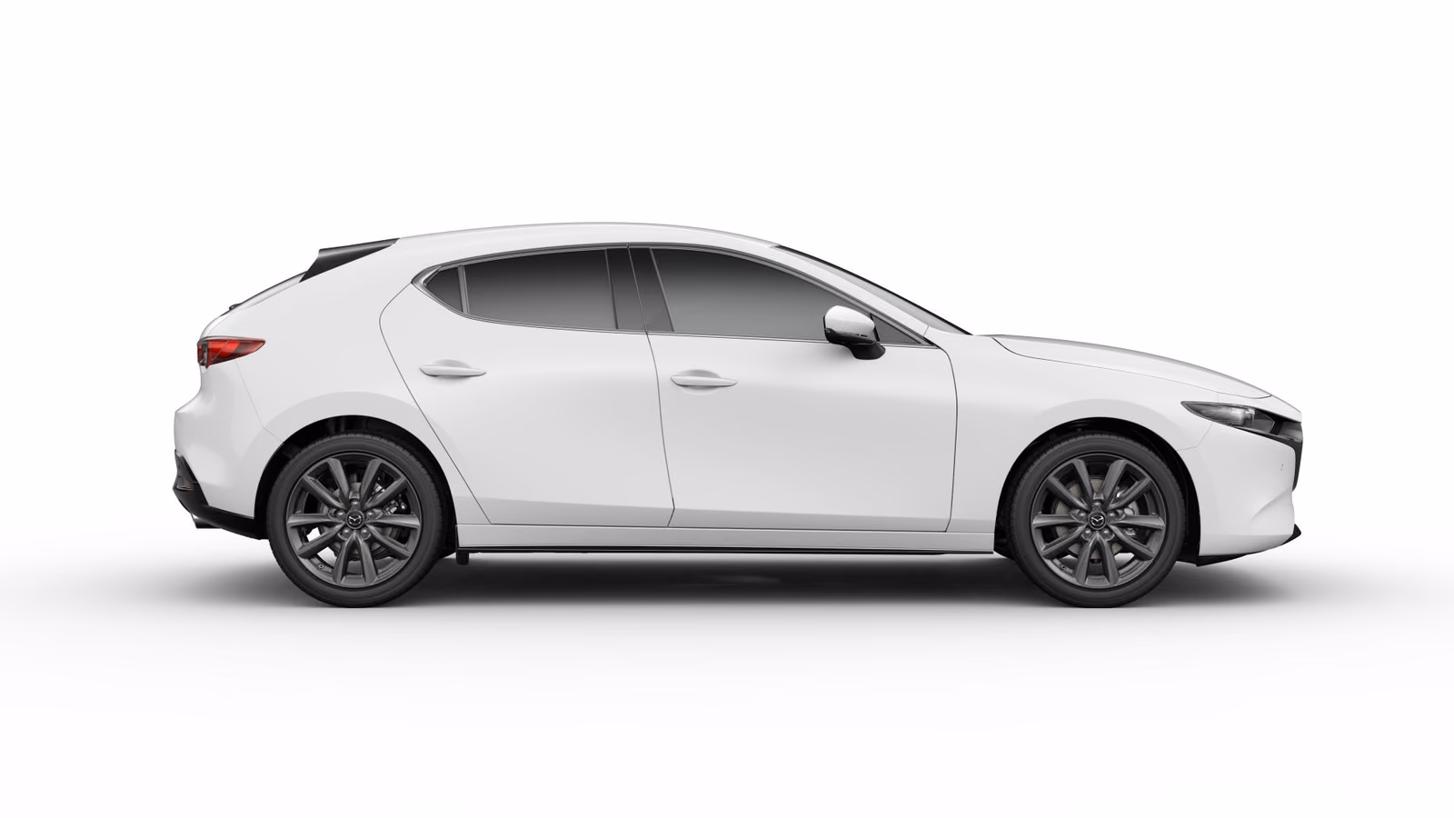 Mazda 3 в студии, вид спереди в три четверти