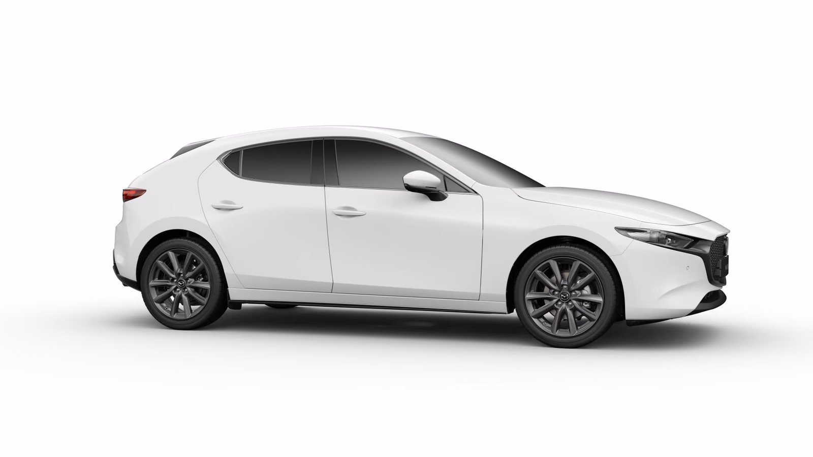 Mazda 3 в студии, вид сбоку