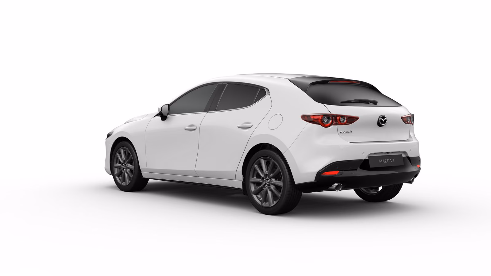 Mazda 3 в студии, задняя часть в три четверти