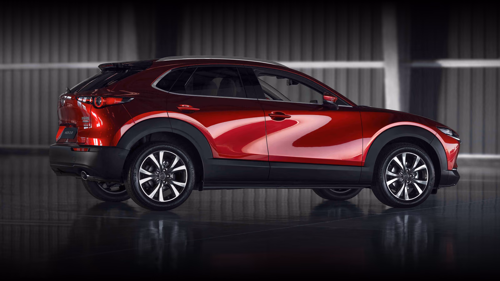 Красная Mazda CX-30 в профиль