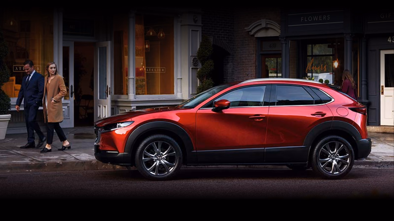 Mazda CX-30 в боковом ракурсе на городской улице