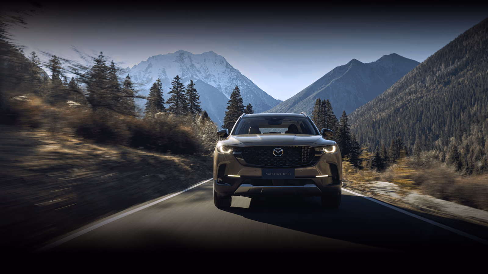 Серая Mazda CX-30 на горной дороге
