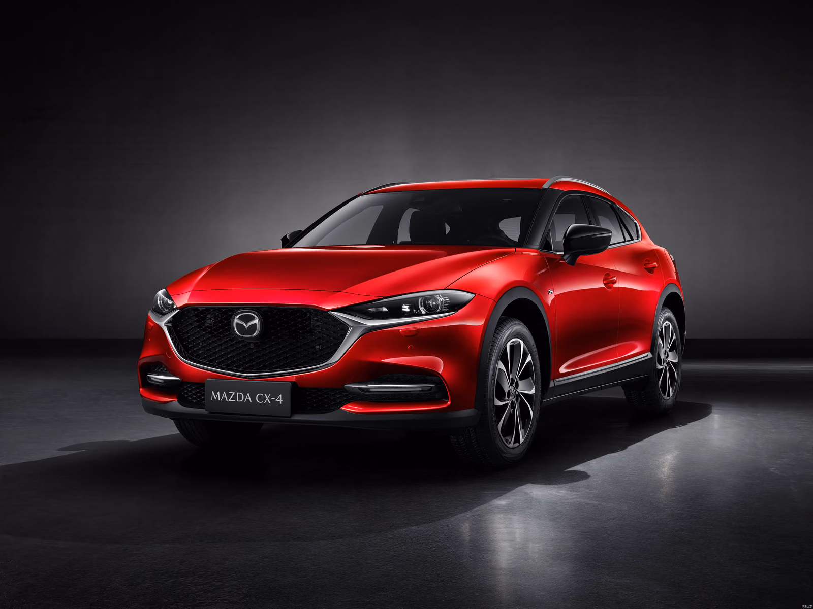 Mazda CX-4 2021 — красный кузов в переднем ракурсе