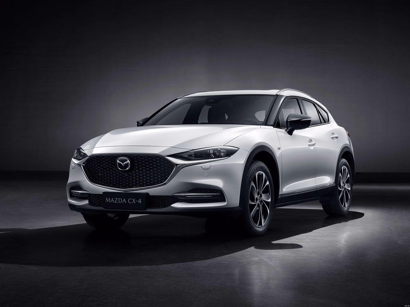 Mazda CX-4 2021 — серебристый кузов спереди в три четверти