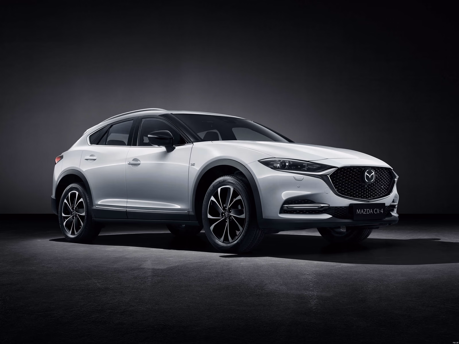 Mazda CX-4 2021 — серебристый кузов спереди с другой стороны