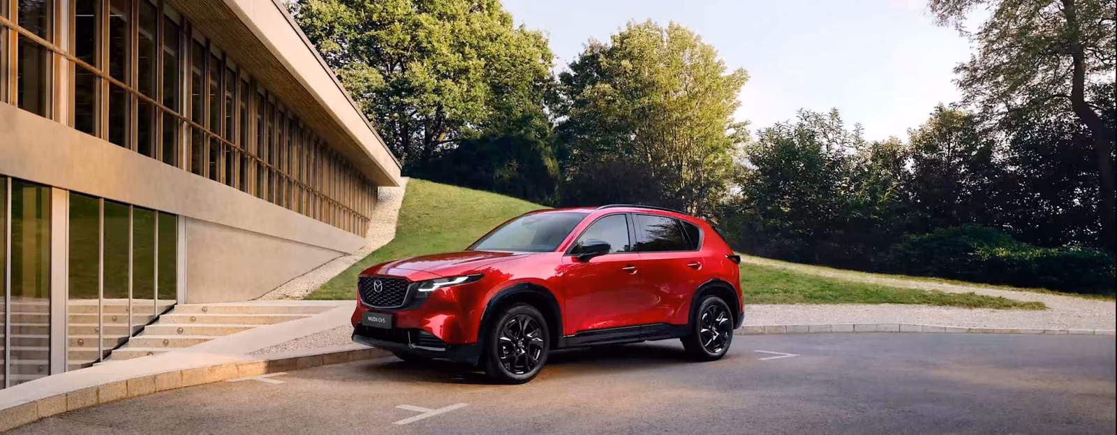 Mazda CX-5 красного цвета у здания