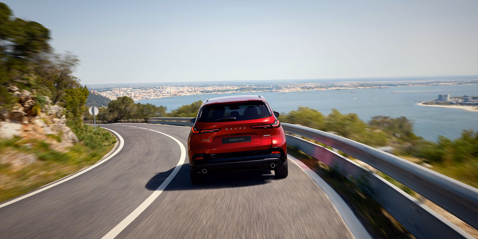 Mazda CX-5 на приморской дороге