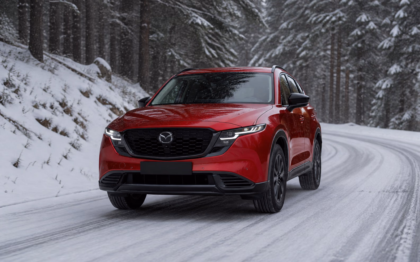 Mazda CX-5 с полным приводом на зимней дороге