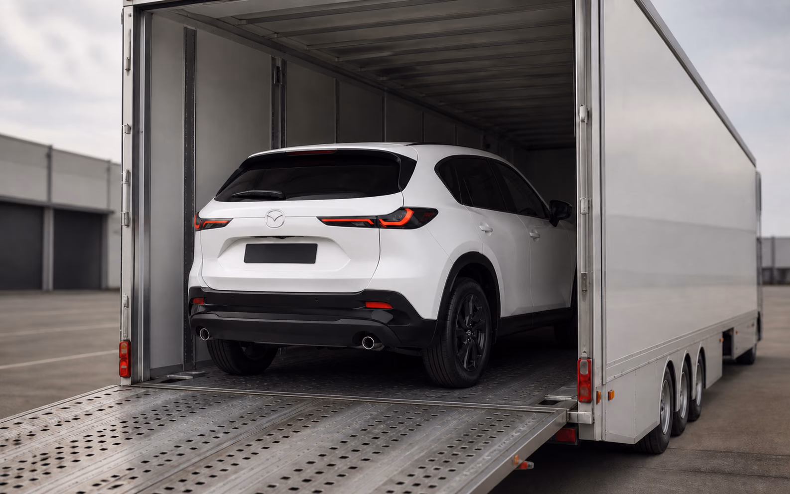 Mazda CX-5 в закрытом автовозе для доставки по России