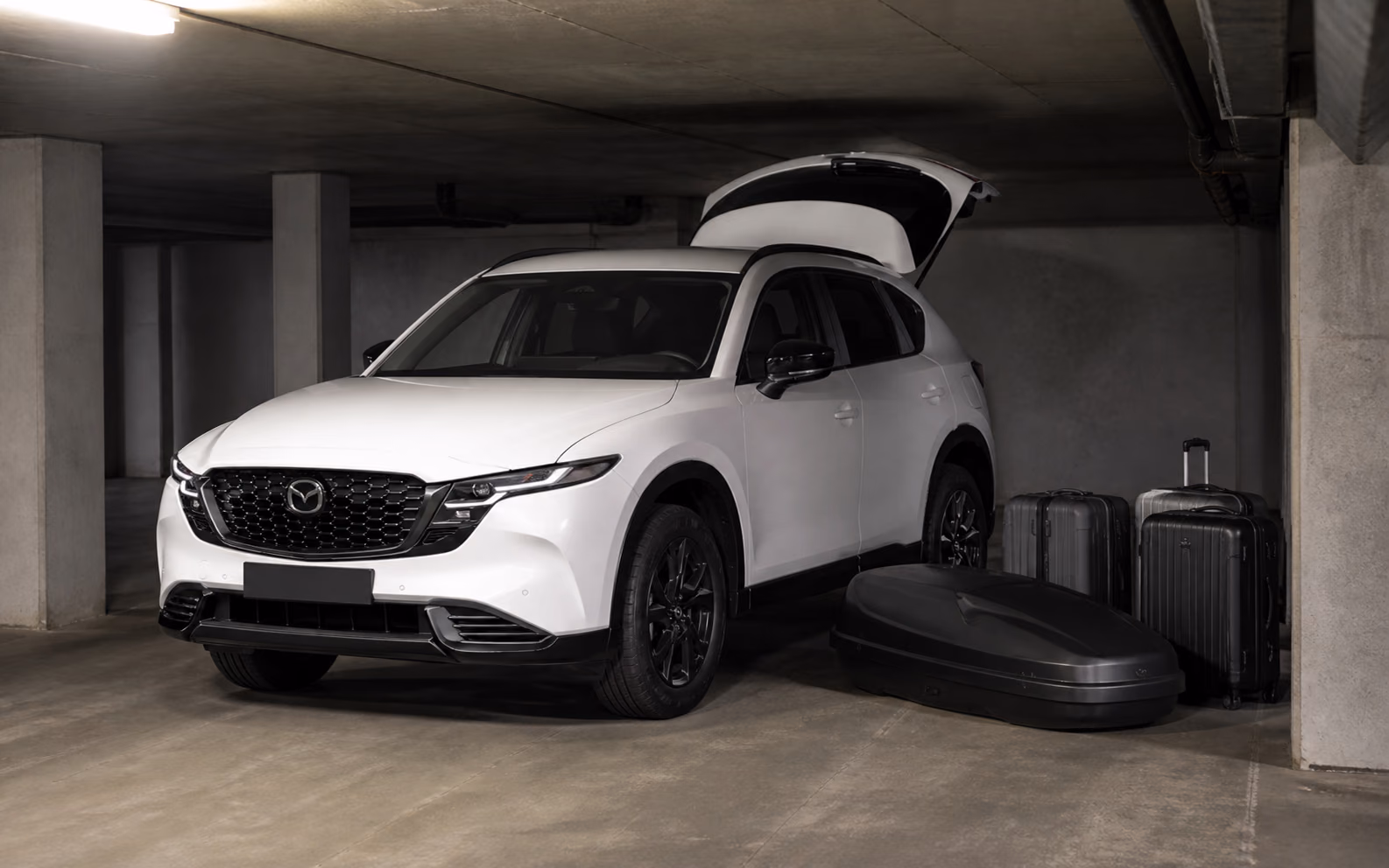 Mazda CX-5 в тесном паркинге с неуместившимся крупным багажом