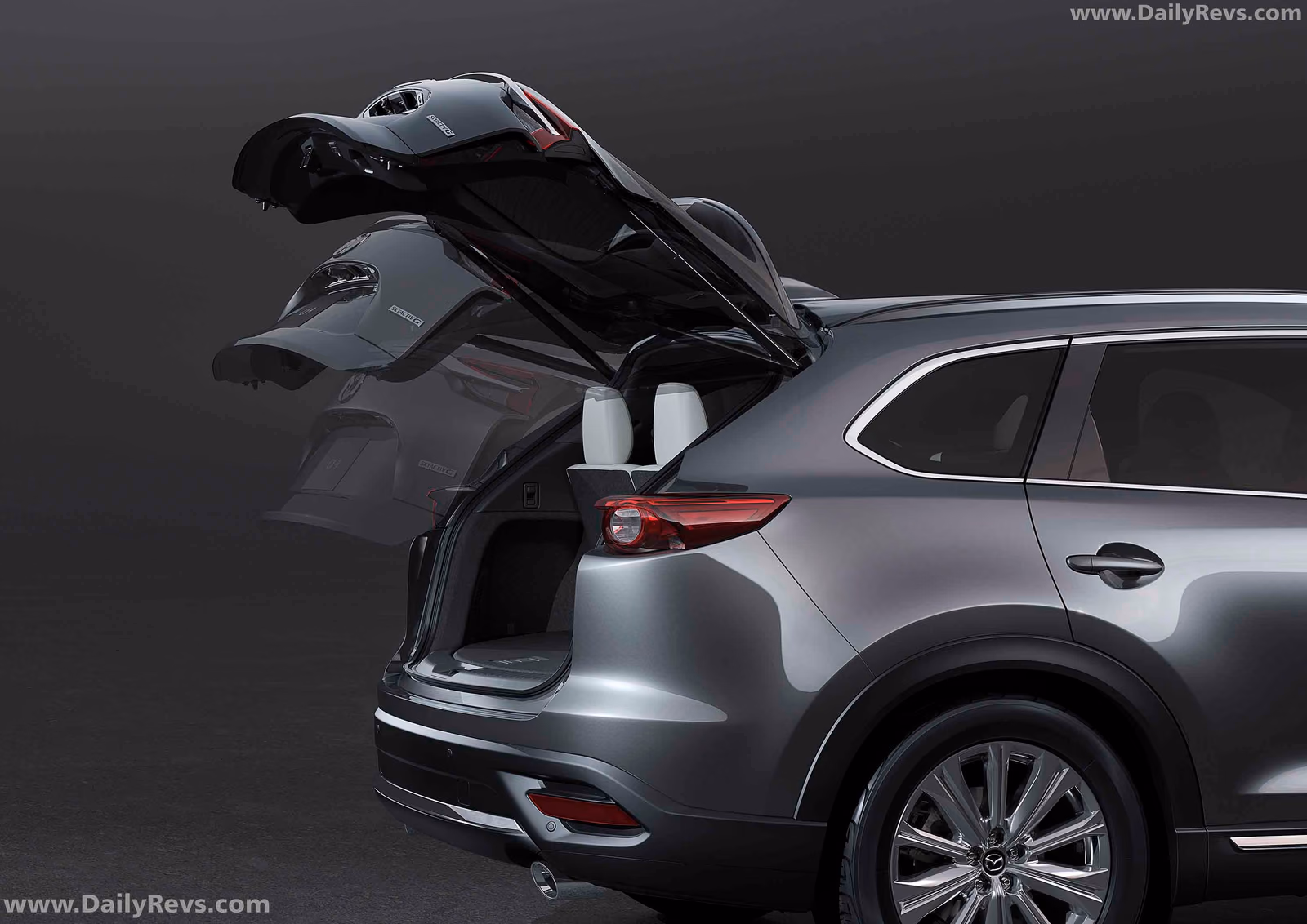 Mazda CX-9 с открытой дверью багажника