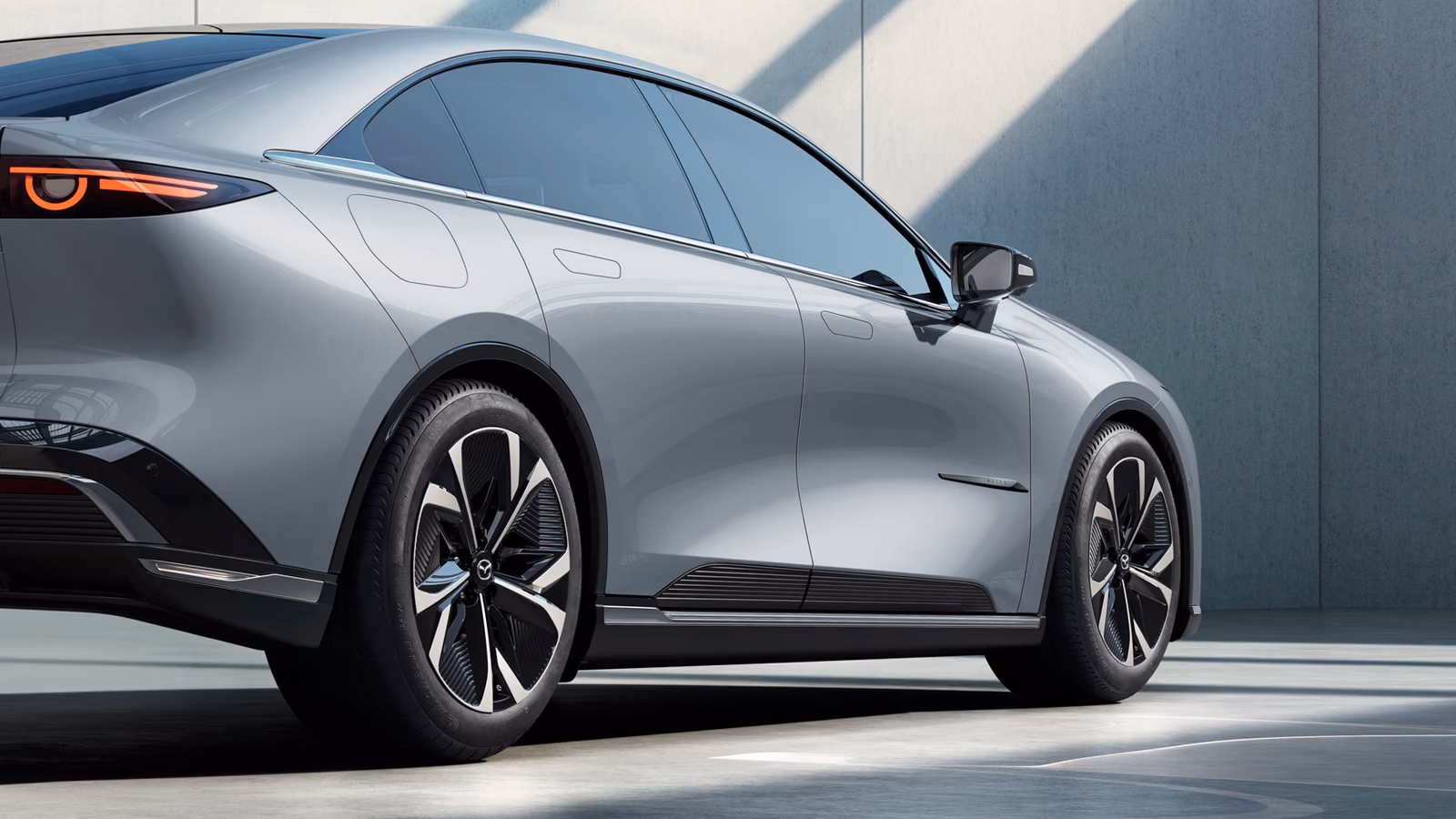Mazda EZ-6 сзади в три четверти