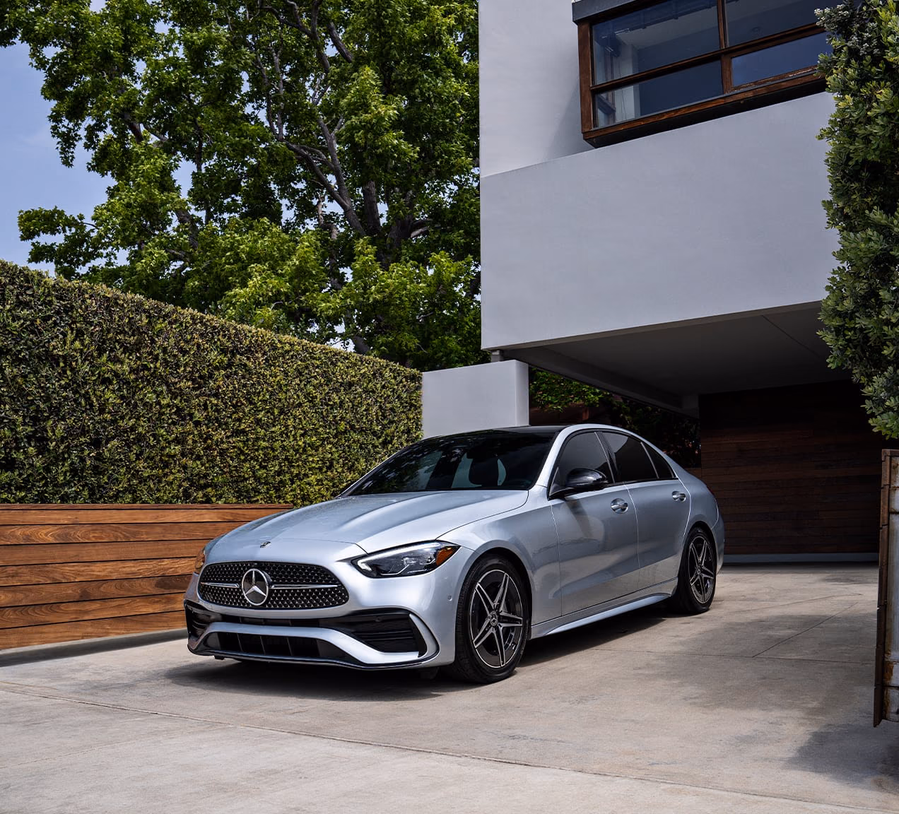 Mercedes-Benz C-класс у дома