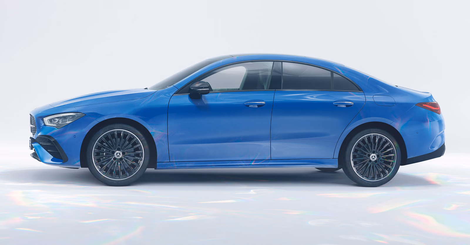 Mercedes-Benz CLA — профиль синего четырёхдверного купе