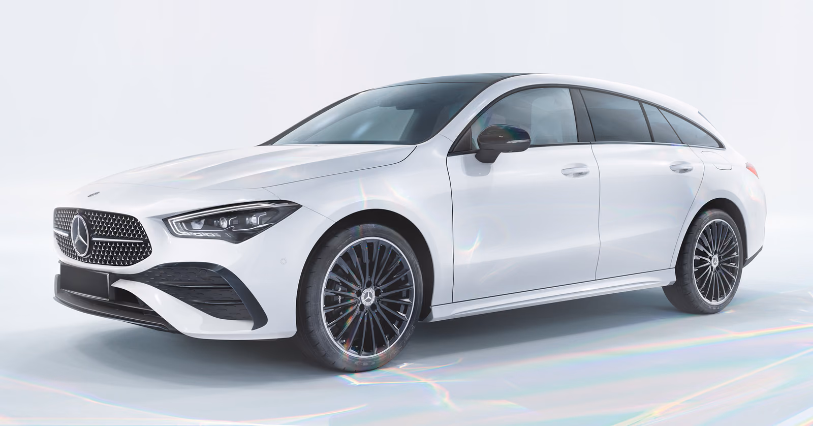 Mercedes-Benz CLA — белое купе спереди в три четверти в светлой студии
