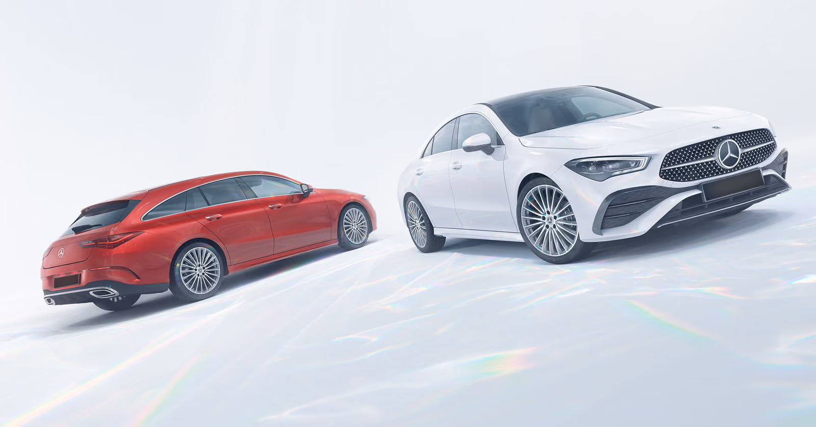 Mercedes-Benz CLA — белое купе и красный универсал Shooting Brake в студии