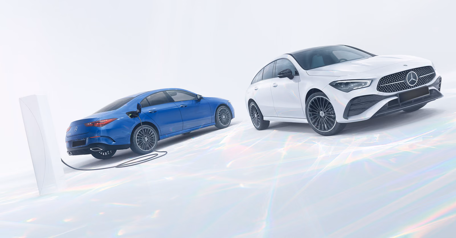 Mercedes-Benz CLA — синее и белое купе, гибрид у зарядной стойки